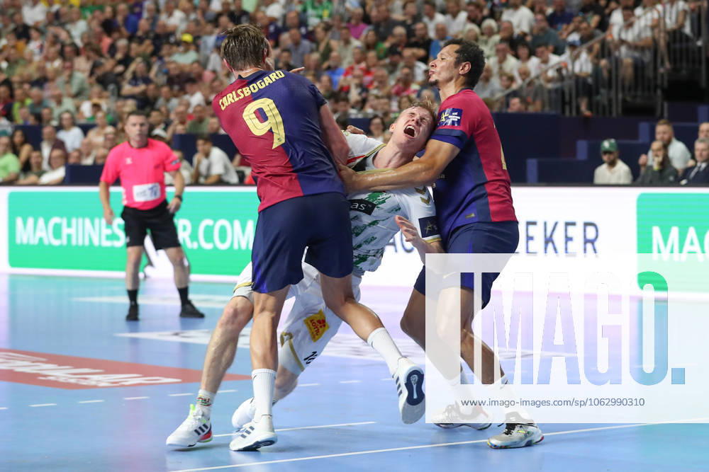Handball, EHF Champions League Semi-Final 2, FC Barcelona SC Magdeburg v l Jonathan Carlsbogard Barcelona, 9 , Gisli Thorgeir Kristjansson Magdeburg, 10 , Thiagus Petrus Goncalves dos Santos Barcelona, 22 duel, duel, fight, tackle Koeln