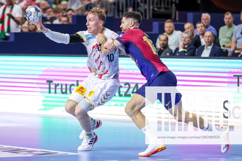 Handball, Semi-final TruckScout24 EHF FINAL4, LANXESS arena Köln, FC Barcelona SC Magdeburg Gisli Kristjansson Magdeburg 10 vs Blaz Janc Barca FC Barcelona ESP 18 Nordrhein Westfalen Germany