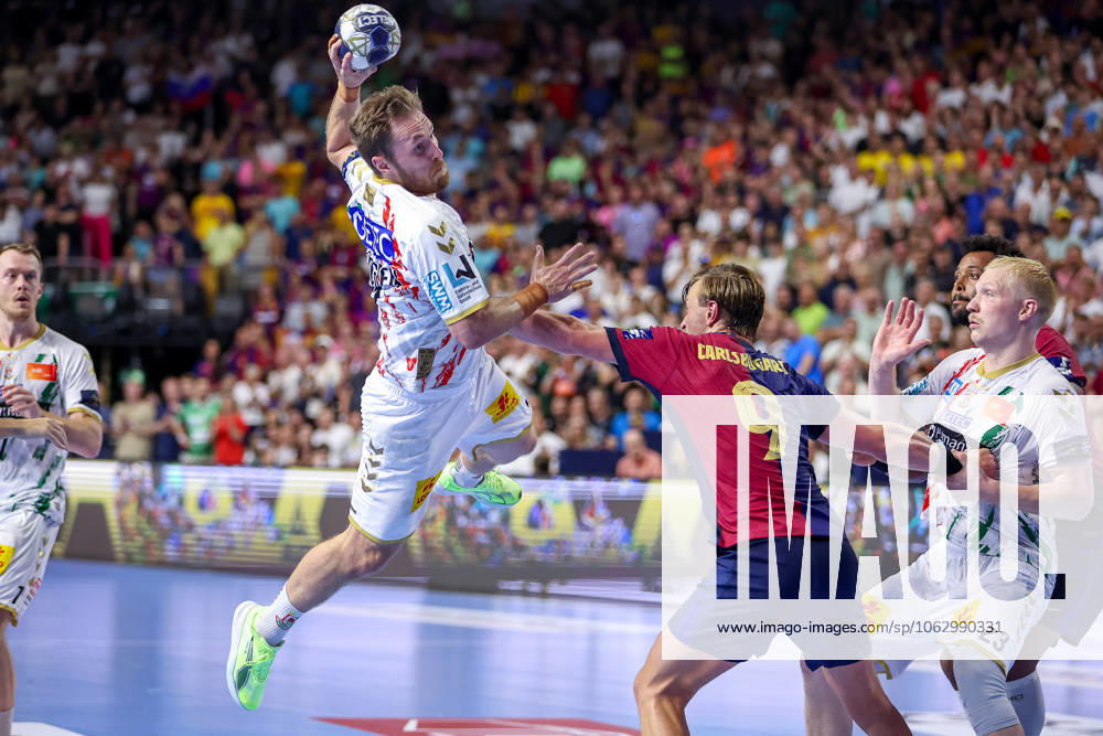 Handball, Semi-final TruckScout24 EHF FINAL4, LANXESS arena Cologne, FC Barcelona SC Magdeburg Albin Lagergren Magdeburg 21 vs Jonathan Carlsbogard Barca FC Barcelona ESP 09 Nordrhein Westfalen Germany