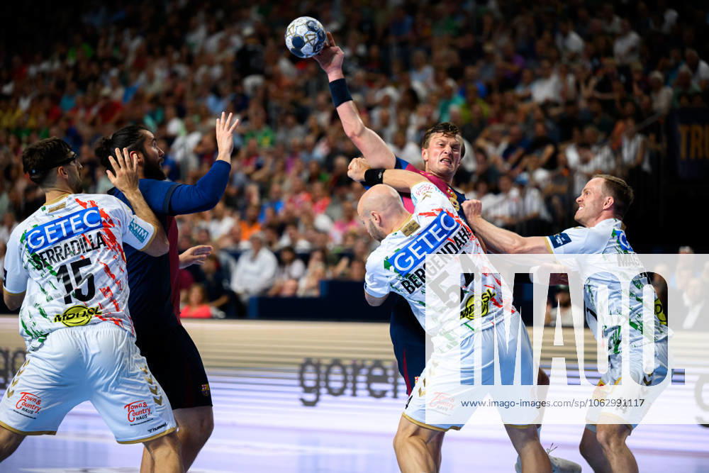 Cologne, Germany Handball EHF CL Final 4 Semifinal Barca SC Magdeburg Jonathan Carlsbogard Barcelona with the pass to Luis Frade Barcelona , Antonio Serradilla Cuenca SC Magdeburg , Oscar Bergendahl SC Magdeburg , Omar Ingi Magnusson SC Magdeburg in defense Cologne Lanxess Arena Nordrhein Westfalen Germany