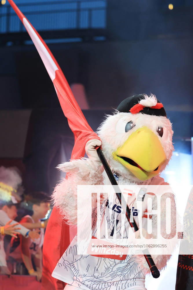 BASKETBALL - FIBA 3x3 World Tour VIENNA,AUSTRIA,14.JUN.25 - BASKETBALL - FIBA 3x3 World Tour. Image shows mascot Airwin with a flag. GEPAxpictures Buehner-Weinrauch