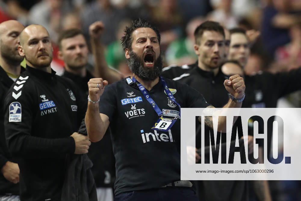 Handball, EHF Champions League Semi-Final 2, FC Barcelona SC Magdeburg v l Bennet Wiegert Magdeburg, coach jubilation, goal celebration, celebrate the goal, celebration Koeln