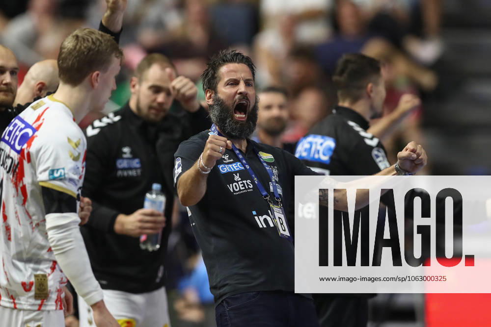 Handball, EHF Champions League Semi-Final 2, FC Barcelona SC Magdeburg v l Bennet Wiegert Magdeburg, coach jubilation, goal celebration, celebrate the goal, celebration Koeln