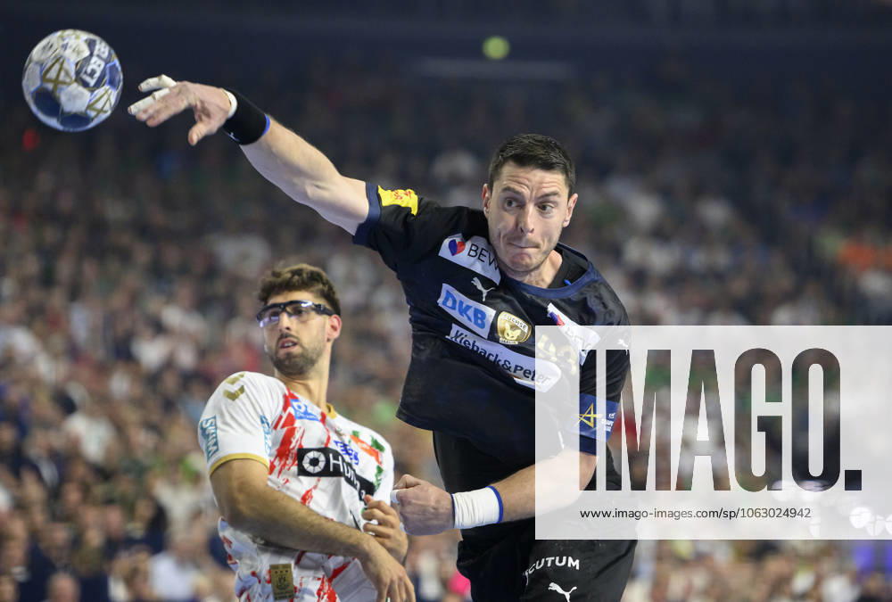 V l Antonio SERRADILLA CUENCA MD , Mijajlo MARSENIC B throw, action, duel, Handball Champions League Final Four 2025, Final, Fuechse Berlin B SC Magdeburg MD , on 15 06 2025 in Cologne Germany Â