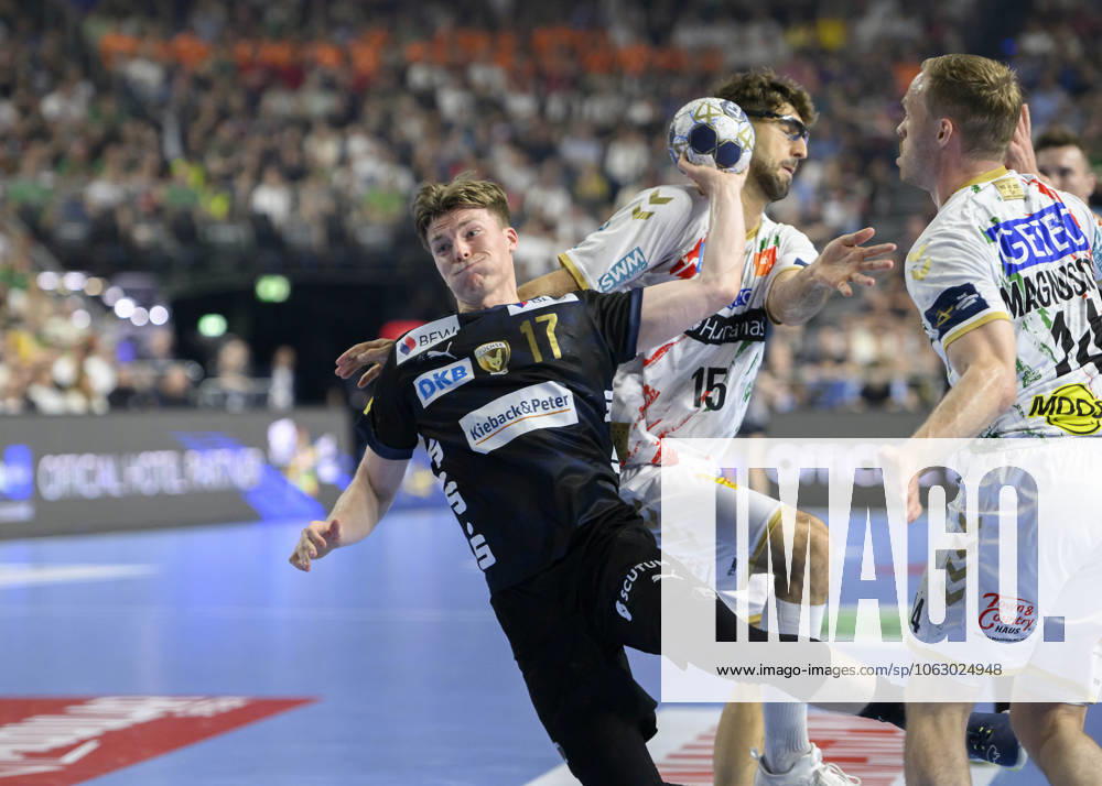V l Nils LICHTLEIN B , Antonio SERRADILLA CUENCA MD , Omar Ingi MAGNUSSON MD Throw, action, duel, Handball Champions League Final Four 2025, Final, Fuechse Berlin B SC Magdeburg MD , on 15 06 2025 in Cologne Germany Â