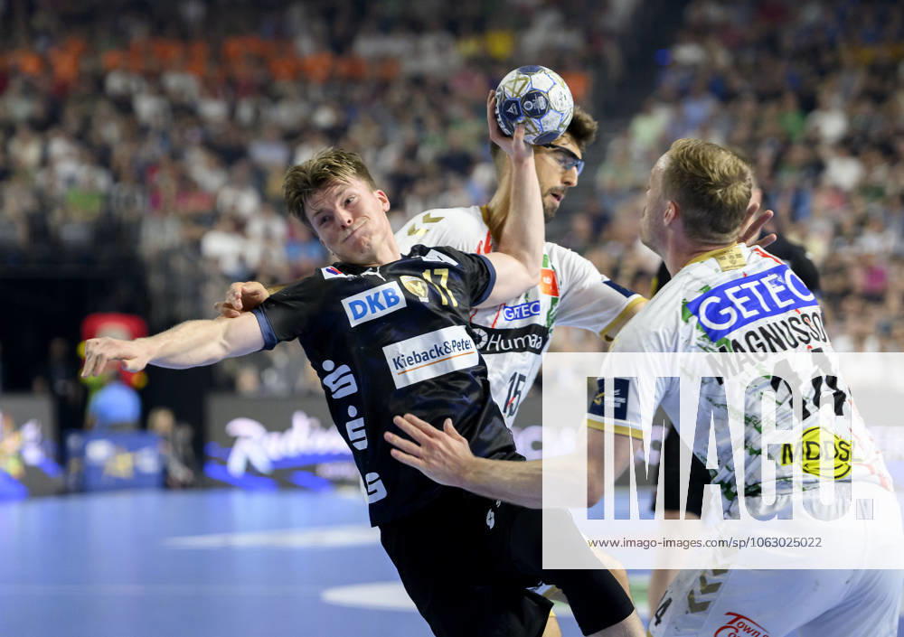 V l Nils LICHTLEIN B , Antonio SERRADILLA CUENCA MD , Omar Ingi MAGNUSSON MD Throw, action, duel, Handball Champions League Final Four 2025, Final, Fuechse Berlin B SC Magdeburg MD , on 15 06 2025 in Cologne Germany Â