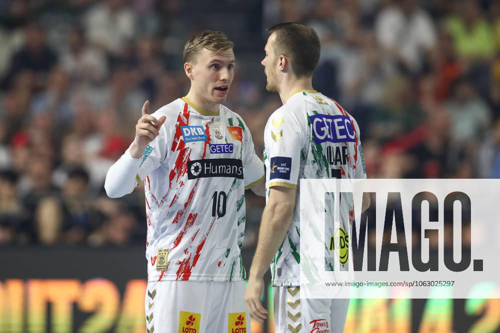 Handball, EHF Champions League Final, Füchse Berlin SC Magdeburg v l Gisli Thorgeir Kristjansson Magdeburg, 10 , Felix Claar Magdeburg, 7 gives instructions, gestures with his arms, gesticulates, gives instructions Koeln