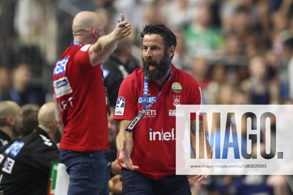 Handball, EHF Champions League Final, Füchse Berlin SC Magdeburg v l Bennet Wiegert Magdeburg, coach gives instructions, gesticulates with arms, gives instructions Koeln