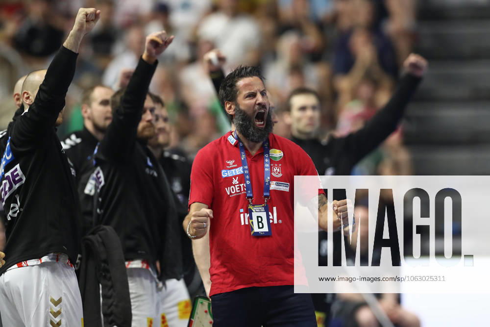 Handball, EHF Champions League Final, Füchse Berlin SC Magdeburg v l Bennet Wiegert Magdeburg, coach jubilation, goal celebration, celebrate the goal, celebration Koeln