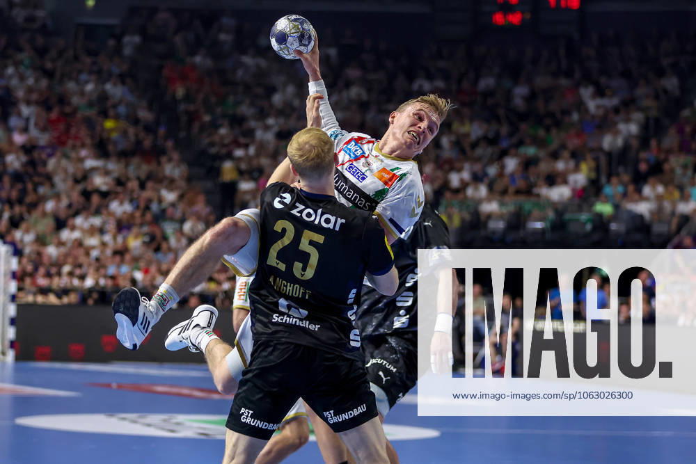 Handball, Final TruckScout24 EHF FINAL4, LANXESS arena Cologne, Füchse Berlin SC Magdeburg Matthes Langhoff Fuechse Berlin 25 vs Gisli Kristjansson Magdeburg 10 North Rhine-Westphalia Germany