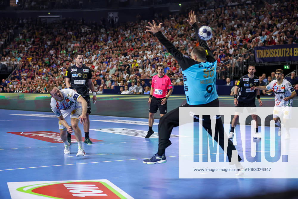 Handball, Final TruckScout24 EHF FINAL4, LANXESS arena Cologne, Füchse Berlin SC Magdeburg Omar Ingi Magnusson Magdeburg 14 throws on goal by goalkeeper Dejan Milosavljev Fuechse Berlin 96 North Rhine-Westphalia Germany