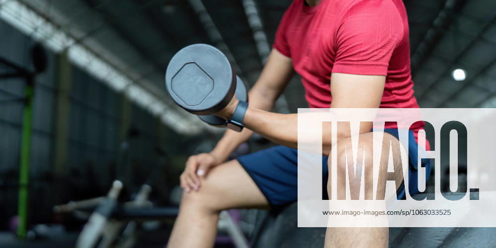 Wellness durch Kraft. Ein Mann hebt im Sitzen eine Hantel und konzentriert sich auf seine Fitness. Wellness durch Kraft. Ein Mann hebt im Sitzen eine Hantel und konzentriert sich auf seine Fitness. (License=RF) 23544570 ,model released, Symbolfoto