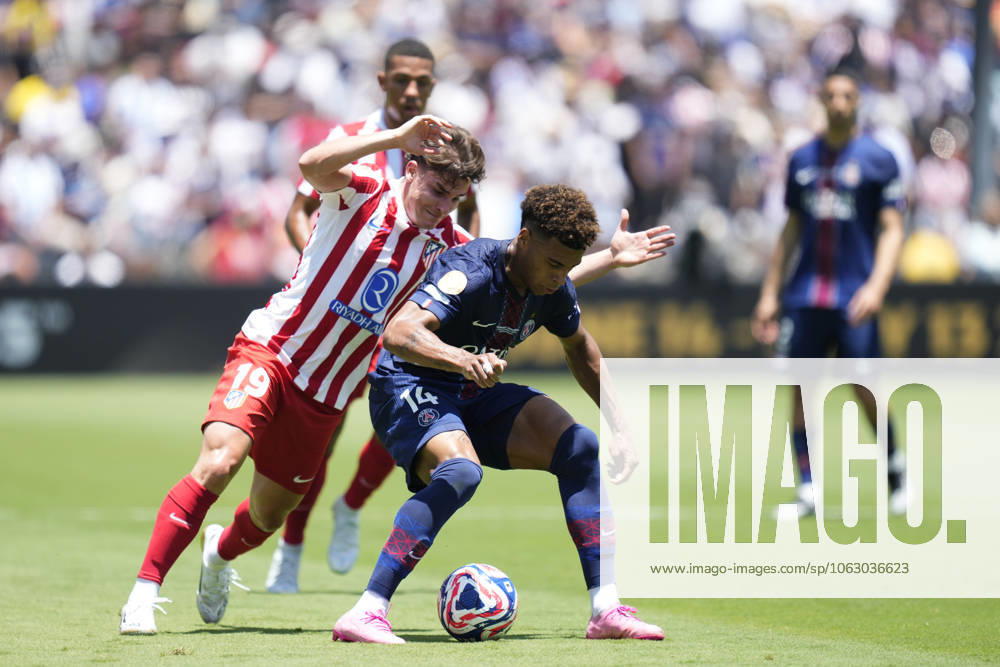 Paris Saint-Germain FC v Club Atletico de Madrid: Group B - FIFA Club World Cup 2025 PASADENA, CALIFORNIA - JUNE 15: Julian Alvarez centre-forward of Atletico de Madrid and Argentina and Desire Doue left winger of PSG and France compete for the ball during the FIFA Club World Cup 2025 group B match between Paris Saint-Germain FC and Club Atletico de Madrid at Rose Bowl Stadium on June 15, 2025 in Pasadena, California. Jose Hernandez Anadolu California United States. Editorial use only. Please get in touch for any other usage.