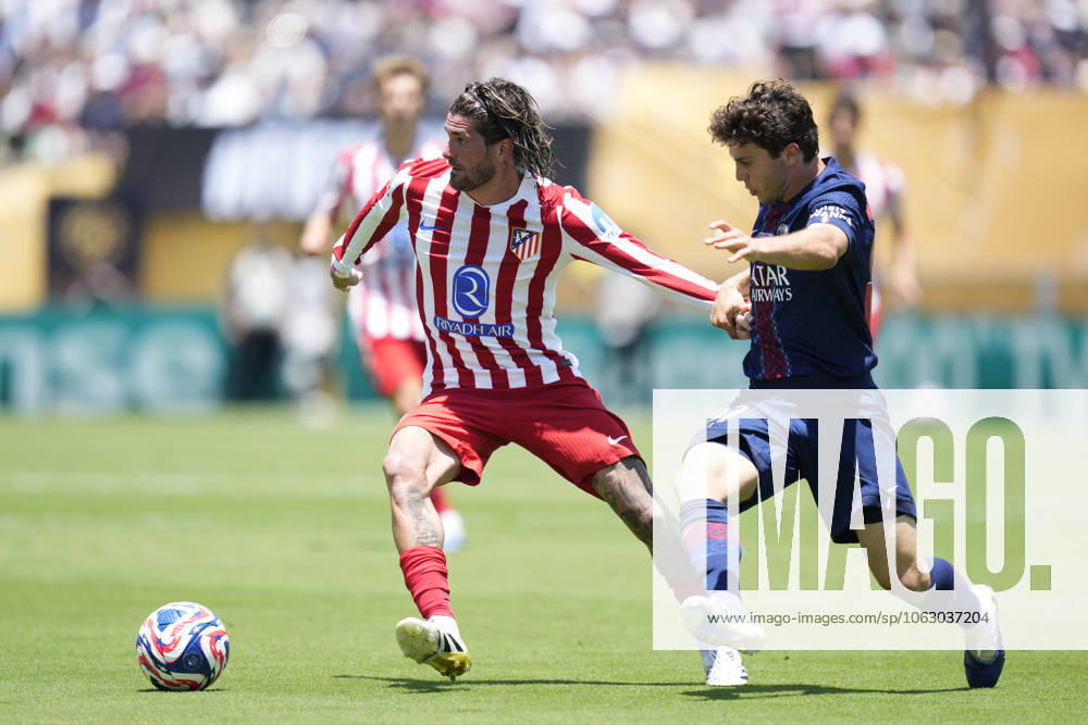 Paris Saint-Germain FC v Club Atletico de Madrid: Group B - FIFA Club World Cup 2025 PASADENA, CALIFORNIA - JUNE 15: Rodrigo de Paul central midfield of Atletico de Madrid and Argentina and Joao Neves defensive midfield of PSG and Portugal compete for the ball during the FIFA Club World Cup 2025 group B match between Paris Saint-Germain FC and Club Atletico de Madrid at Rose Bowl Stadium on June 15, 2025 in Pasadena, California. Jose Hernandez Anadolu California United States. Editorial use only. Please get in touch for any other usage.