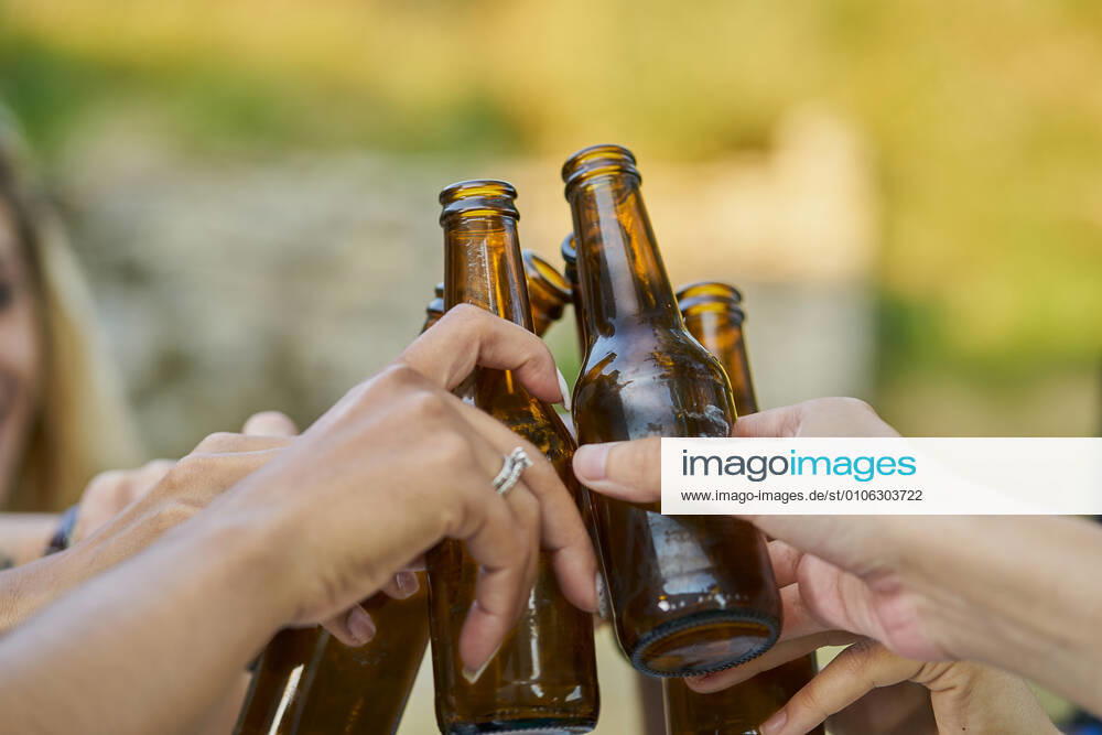 IMAGO Creative, Jahreszeit Sommer, Sommerferien Close-up of group of friends toasting with beer Elcarte, Navarra, Spain CR_SEBO201027B-529212-01 ,model released, Symbolfoto