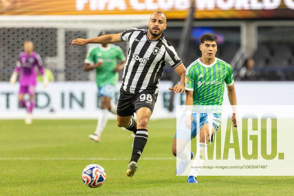 Botafogo forward Arthur Cabral 98 and Seattle Sounders FC midfielder Obed Vargas 18 fight for possession of the ball in the second half of the game at the FIFA Club World Cup game, Seattle Sounders vs Botafogo, at Lumen Field in Seattle, Washington, USA. Seattle USA - ZUMAl181 20250615_zsp_l181_051