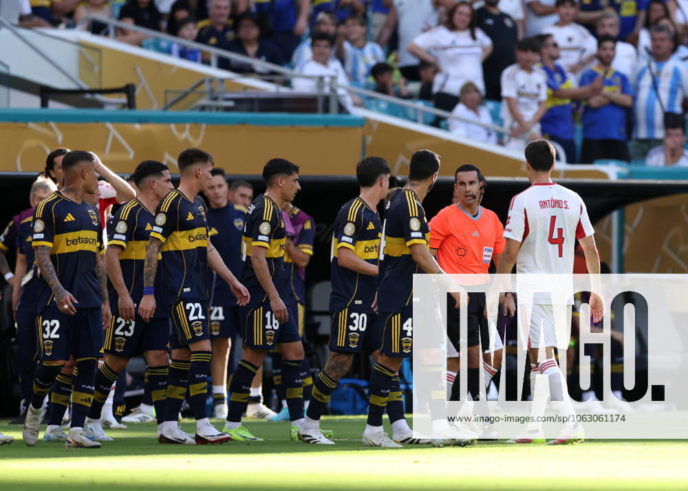 Miami Gardens, USA, 16th June 2025. Players surround referee Cesar Arturo Ramos during the CA Boca Juniors vs SL Benfica FIFA Club World Cup match at Hard Rock Stadium, Miami Gardens. Picture credit should read: David Klein Sportimage . SPI_DK_100_Boca_Juniors_Benfica SPI-3984-0099