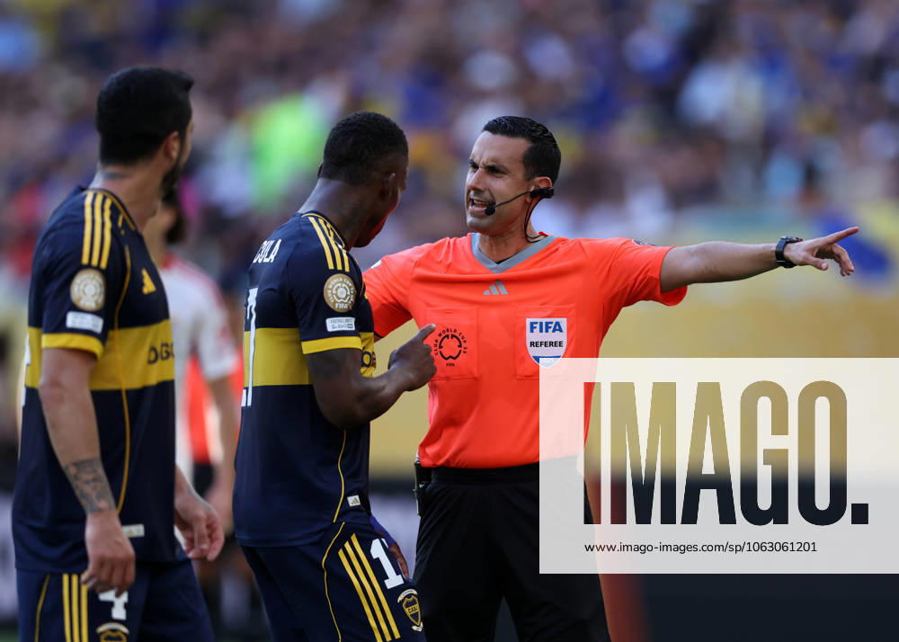 Miami Gardens, USA, 16th June 2025. Players surround referee Cesar Arturo Ramos during the CA Boca Juniors vs SL Benfica FIFA Club World Cup match at Hard Rock Stadium, Miami Gardens. Picture credit should read: David Klein Sportimage . SPI_DK_112_Boca_Juniors_Benfica SPI-3984-0111