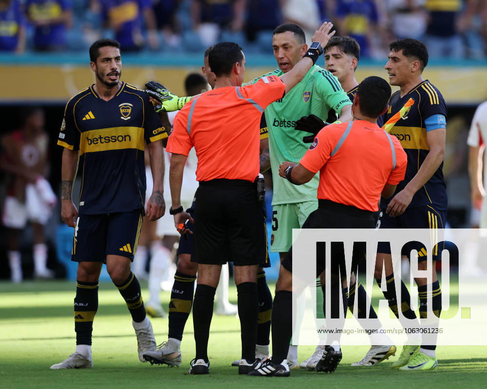 Miami Gardens, USA, 16th June 2025. Players surround referee Cesar Arturo Ramos during the CA Boca Juniors vs SL Benfica FIFA Club World Cup match at Hard Rock Stadium, Miami Gardens. Picture credit should read: David Klein Sportimage . SPI_DK_134_Boca_Juniors_Benfica SPI-3984-0133