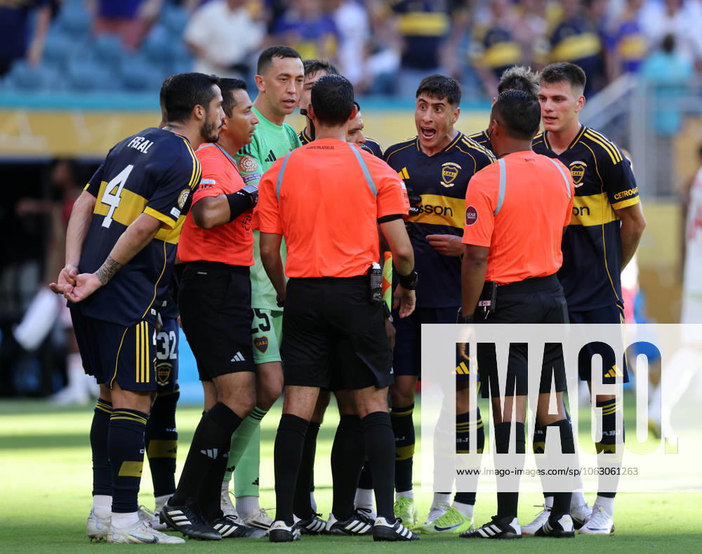 Miami Gardens, USA, 16th June 2025. Players surround referee Cesar Arturo Ramos during the CA Boca Juniors vs SL Benfica FIFA Club World Cup match at Hard Rock Stadium, Miami Gardens. Picture credit should read: David Klein Sportimage . SPI_DK_136_Boca_Juniors_Benfica SPI-3984-0135