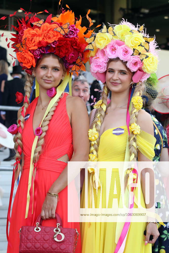 Ascot, Windsor, GBR Fashion Women with hats at the racecourse Ascot racecourse spectators, visitors, audience, fashion, fashionable, elegance, elegant, hats, women 250617D481ROYAL ASCOT JPG