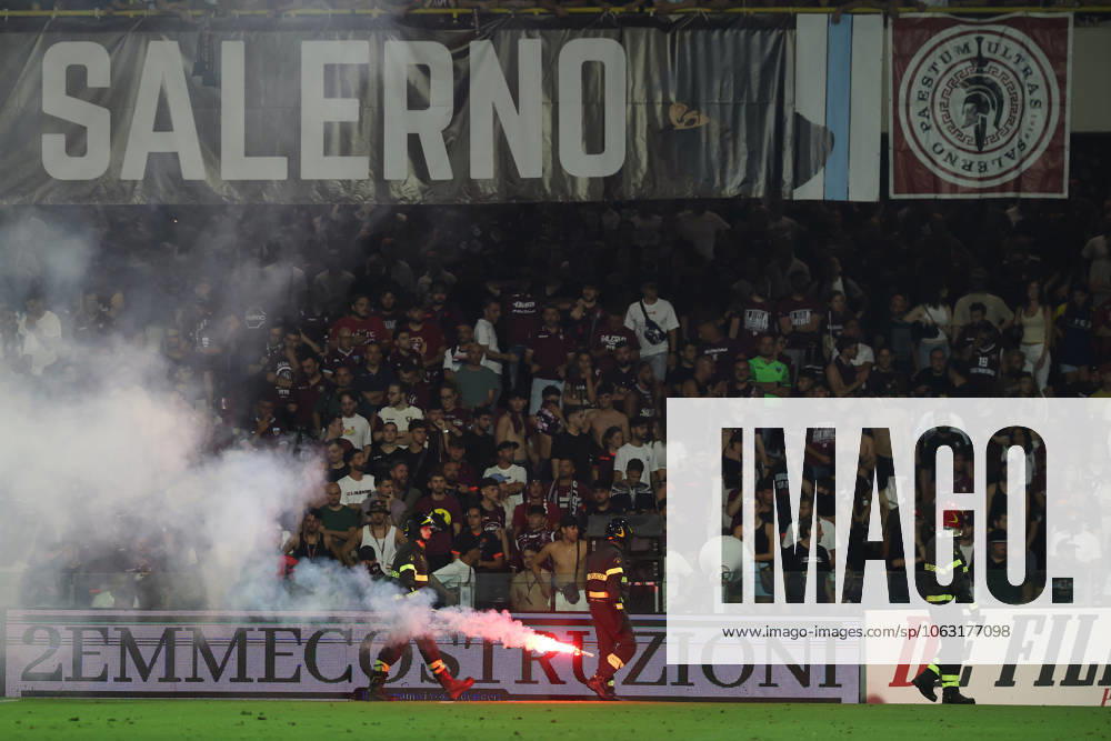Partita sospesa per lancio di fumogeni e sediolini durante la partita tra Salernitana-Sampdoria del Campionato italiano di calcio Serie BKT 2024 2025 ritorno play out - Stadio Arechi, Salerno, Italia - 22 Giugno 2025 -