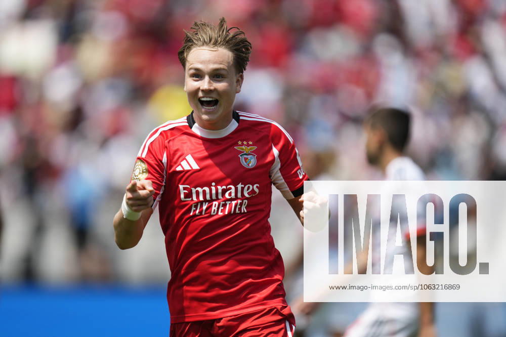 Bilder des Jahres 2025, Sport 06 Juni SL Benfica v FC Bayern München: Group C - FIFA Club World Cup 2025 Andreas Schjelderup left winger of Benfica of Norway celebrates after scoring his sides first goal during the FIFA Club World Cup 2025 group C match between SL Benfica and FC Bayern München at Bank of America Stadium on June 24, 2025 in Charlotte, North Carolina. Charlotte NC United States