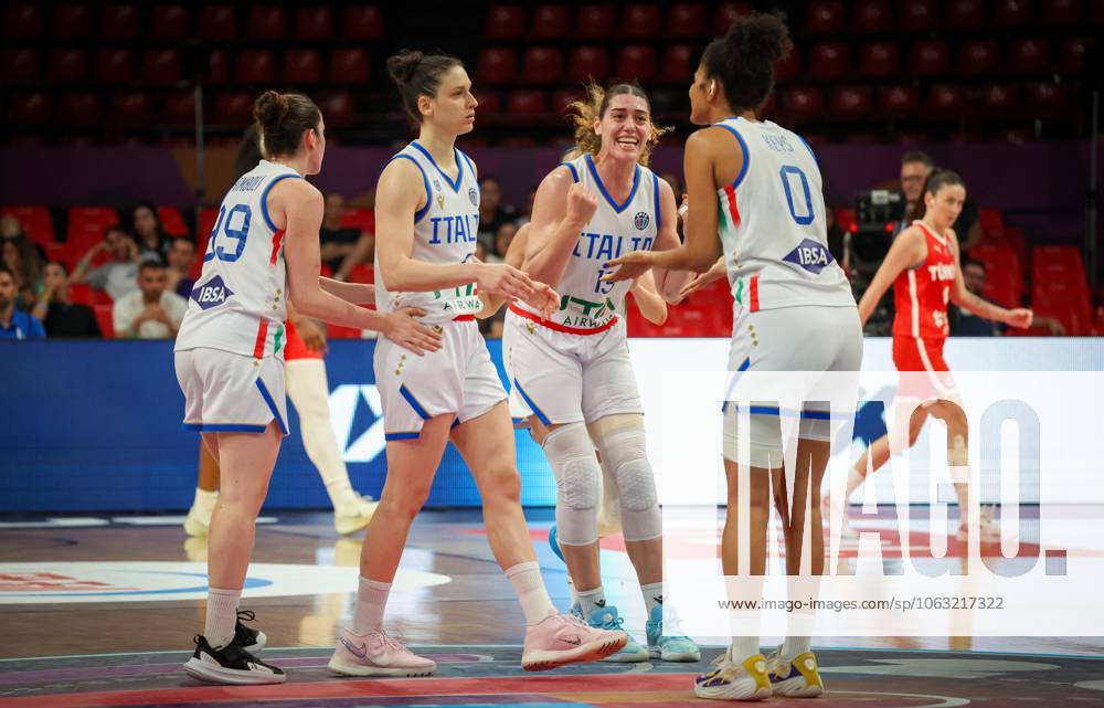 Bilder des Jahres 2025, Sport 06 Juni Italy s players celebrate after winning a basketball match between Italy and Turkey, in the quarterfinals of the FIBA Women s EuroBasket tournament, Tuesday 24 June 2025 in Piraeus, Greece. VIRGINIExLEFOUR x127735546x