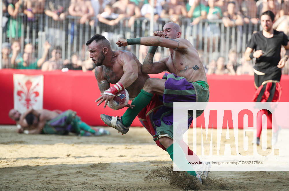 Members of team Rossi (Reds) of Santa Maria Novella challenge the Verdi (Green) of San Giovanni during a historic Calcio Storico Fiorentino medieval football game, in Florence, Italy, 24 June 2024..ANSA CLAUDIO GIOVANNINI ITALY TRADITION CALCIO STORICO - ZUMAa110 20250624_zaf_a110_010