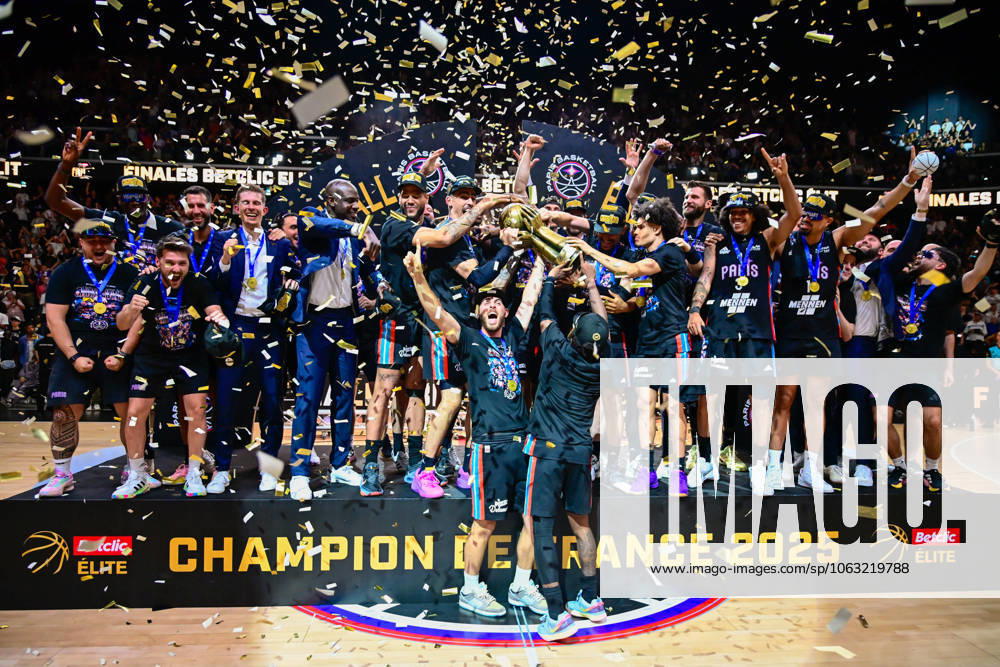 Bilder des Jahres 2025, Sport 06 Juni BASKET : Paris Basket vs Monaco - Finale Betclic Elite - 24 06 2025 Paris Basket players celebrate following the Betclic Elite Final match between Paris Basketball and AS Monaco Basket at Adidas Arena on June 24, 2025 in Paris, France. ( Photo by Dante Badano PSNewz ) - ParisFrance