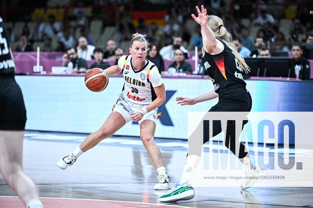 35 JULIE VANLOO of Belgium competes with 20 FRIEDA BUHNER of Germany during the Womenâ€⠢s Eurobasket Quarter Finals, match between Belgium and Germany at Peace & Friendship Stadium on June 25, 2025, in Piraeus, Greece. Piraeus Greece - ZUMAk160 20250625_zip_k160_013