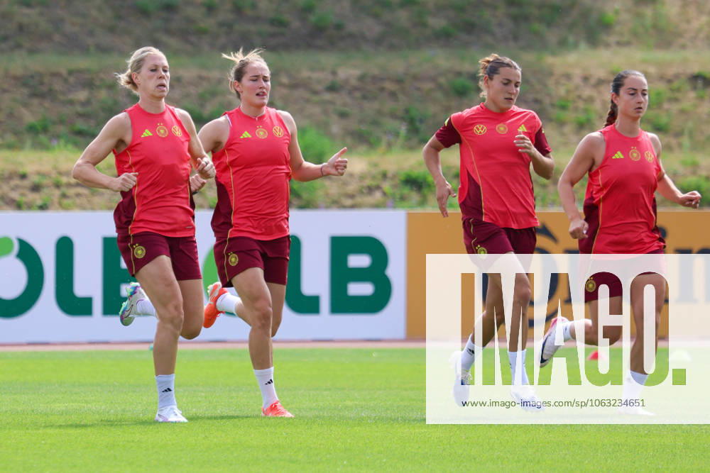 Herzogenaurach, Germany June 23, 2025 DFB Football Womens National Team European Championship Training Camp I open to the media In the picture from left Rebecca Knaak Germany , Sydney Lohmann Germany , Carlotta Wamser Germany and Sara Däbritz Daebritz Germany during training in Herzogenaurach Adi Dassler Stadium Bavaria