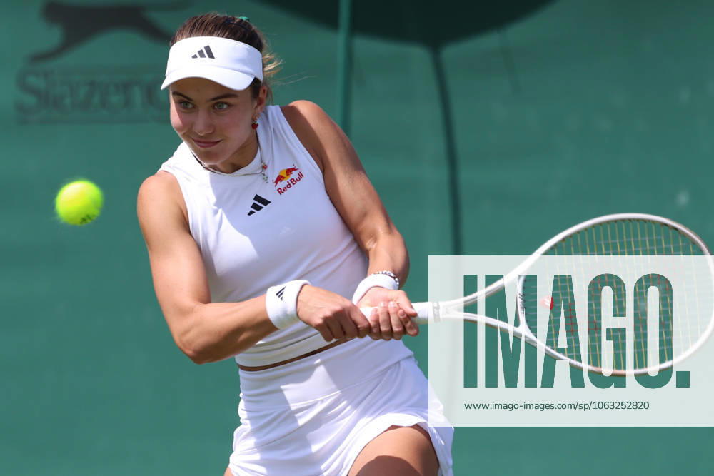 IVA JOVIC of USA during the match against K. Kawa of Poland in the third round of qualification of Championships 2025 at Wimbledon AELTC in London. London United Kingdom - ZUMAc278 20250626_zsp_c278_001