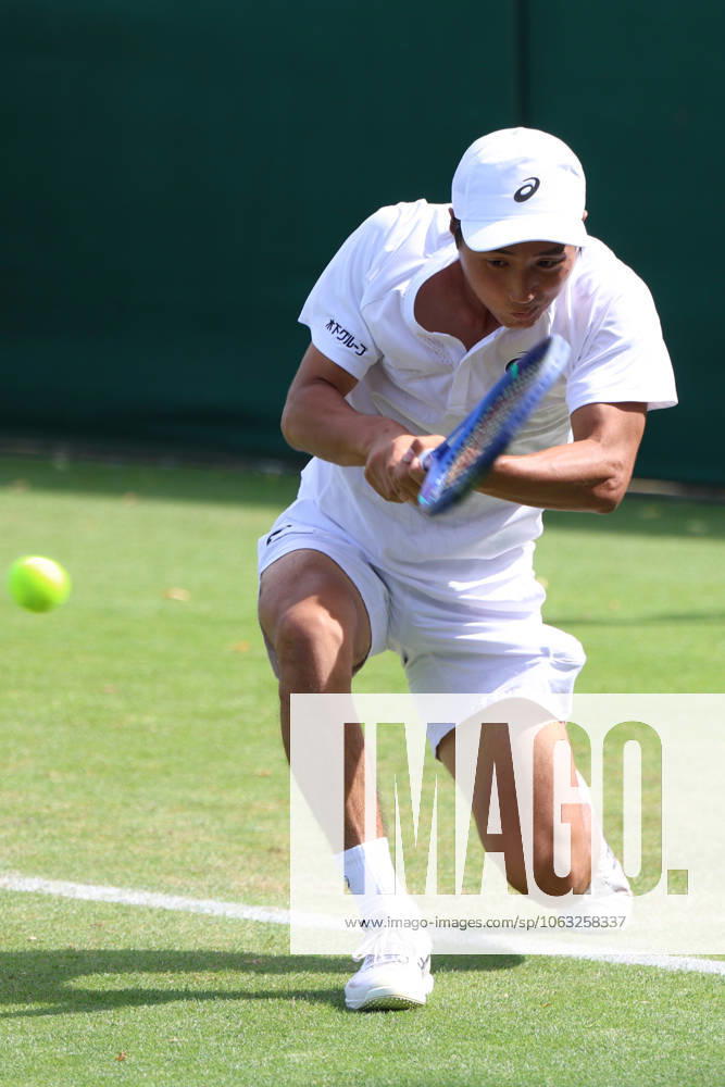 SHINTARO MOCHIZUKI of Japan during the match against D. Stricker of Switzerland in the third round of qualification of Championships 2025 at Wimbledon AELTC in London. London England - ZUMAc278 20250626_zsp_c278_020