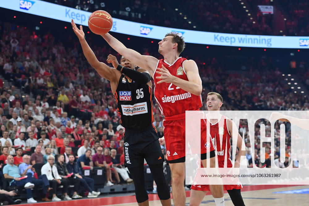 Justus HOLLATZ FCB , action,duel against Karim JALLOW UL Basketball BBL,season 2024 2025 5 final, FC Bayern Muenchen Ratiopharm Ulm 81 77 on 26 06 2025, S A P G A R D EN
