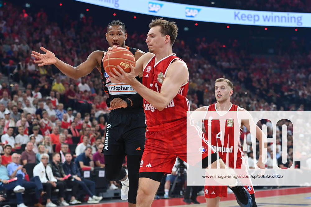 Justus HOLLATZ FCB , action,duel against Karim JALLOW UL Basketball BBL,season 2024 2025 5 final, FC Bayern Muenchen Ratiopharm Ulm 81 77 on 26 06 2025, S A P G A R D EN