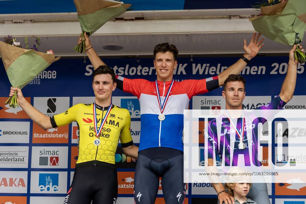 Bilder des Jahres 2025, Sport 06 Juni EDE - Champion Danny van Poppel amid Olav Kooij (l) (second) and Dylan Groenewegen (third) during the inauguration of the Dutch men s Road cycling, Rad, Radsport, Strasse championships. ANP VINCENT JANNINK ANPxSportx IVx 530635169 originalFilename: 530635169