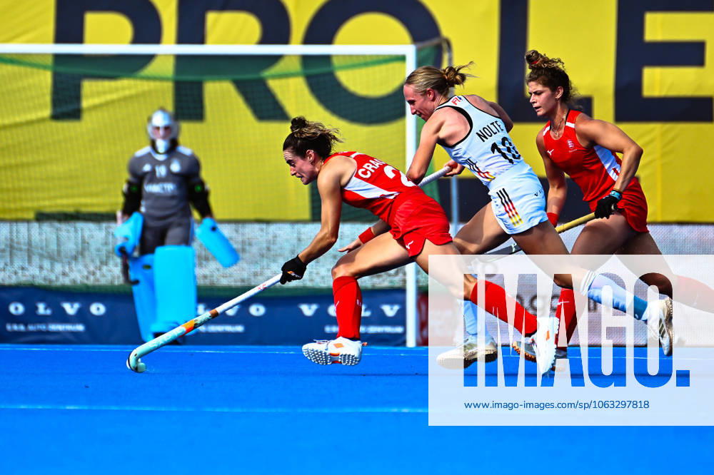 Field hockey, FIH Hockey Pro League 2025 Berlin, Germany England 28 06 2025, Hockey, FIH Hockey Pro League 2025 Berlin, Germany England v l Fiona Crackles England , Lisa Nolte Germany duel, duel, fight, tackle Berlin Ernst Reuter Sportfeld Berlin Germany DE