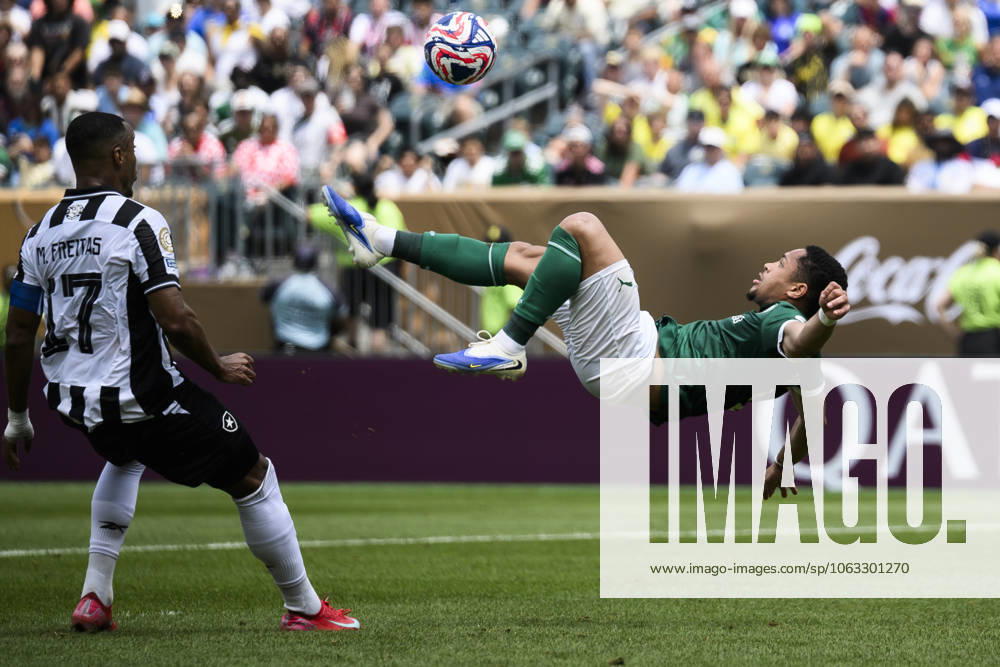 KW26 SE Palmeiras v Botafogo FR - FIFA Club World Cup Vitor Roque of SE Palmeiras attempts a bycicle kick during the FIFA Club World Cup round of 16 football match between SE Palmeiras and Botafogo FR. Philadelphia United States