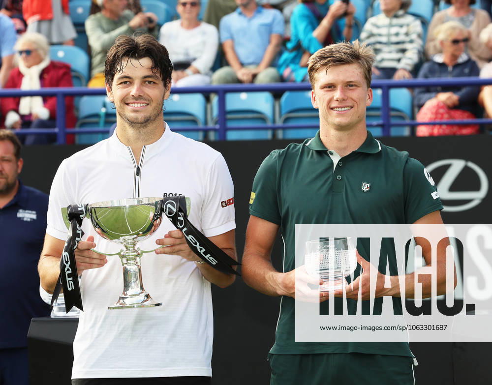 Bilder des Jahres 2025, Sport 06 Juni TENNIS - Eastbourne Open EASTBOURNE,ENGLAND,28.JUN.25 - TENNIS - ATP, Tennis Herren World Tour, Eastbourne Open. Image shows Taylor Fritz (USA) and Jenson Brooksby (USA). keywords: award ceremony, trophy GEPAxpictures Grieves