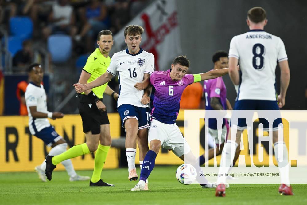 BRATISLAVA - Referee Sander van der Eijk, Jack Hinshelwood of England U21, U 21 Hayden Hackney of England U21 (l-r) at the National Football Stadium during the Under-21 European Championship, EM, Europameisterschaft final between Young England and Young Germany. ANP Hollandse Hoogte UEFA European Under-21 Championship 2025 Final 2024 25 ANPxSportx xGerritxvanxKeulenxIVx 530647023 originalFilename: 530647023