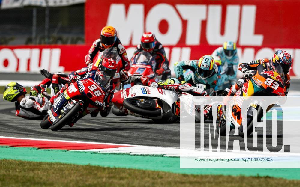 Bilder des Jahres 2025, Sport 06 Juni ASSEN - Taiyo Furusato (JPN) on his Honda and Luca Lunetta (ITA) on his Honda crash during the Moto3 race at the 100th Edition of the TT of Assen. ANP VINCENT JANNINK ANPxSportx IVx 530678458 originalFilename: 530678458