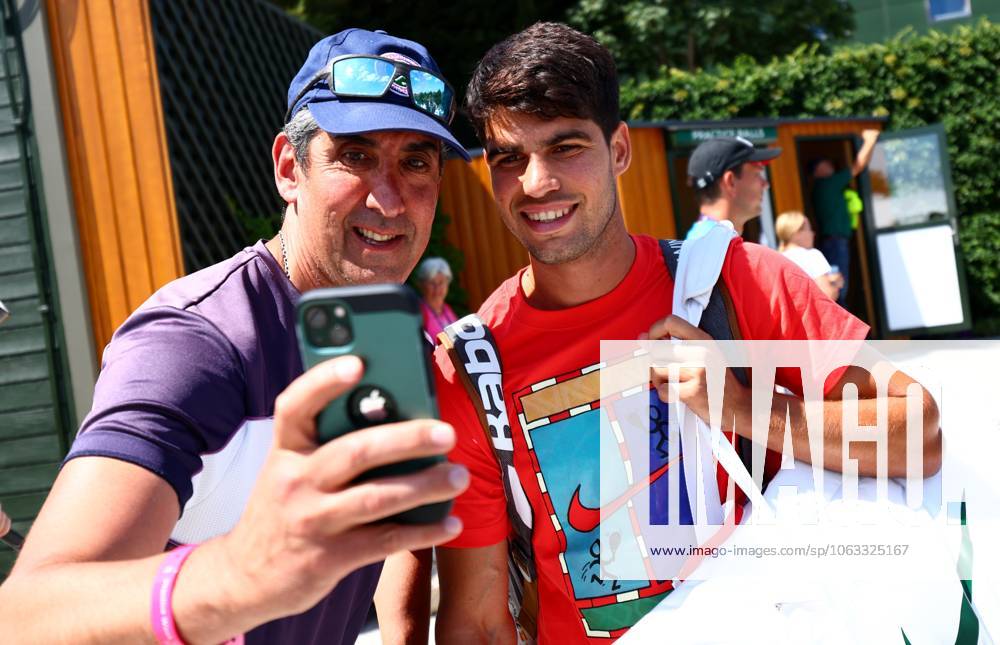 Carlos Alcaraz poses for a selfie. Wimbledon Tennis Championships, Sunday Practice, The All England Lawn Tennis and Croquet Club, London, UK - 29 Jun 2025London The All England Lawn Tennis and United Kingdom