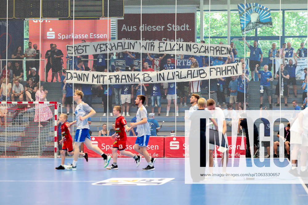 2 Handball Bundesliga, Catch-up match, TuSEM Essen Dessau Rosslauer HV 06, At the entrance of the teams fans from Dessau hold up a banner with the inscription Erst verhaun wir euch in scharen, dann mit Frank B In Urlaub fahren, Protest an HBL Geschäftsführer Frank Bohmann, Essen Sporthalle Am Hallo NRW Deutschland xRHR FOTO DEx