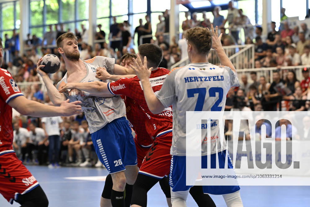 GER, 2 HBL, replay, Tusem Essen vs Dessau Rosslauer HV 06 29 6 2025 Essen, Sporthalle am Hallo, GER, 2 HBL, replay, Tusem Essen vs Dessau Rosslauer HV 06 2 HBL regulations prohibit any use of photographs as image sequences and or quasi video in the picture Yannick Danneberg Dessau Rosslauer HV06 26 vs Dennis Szczesny Tusem Essen 22 NordphotoxGmbHx xFreund nph00018