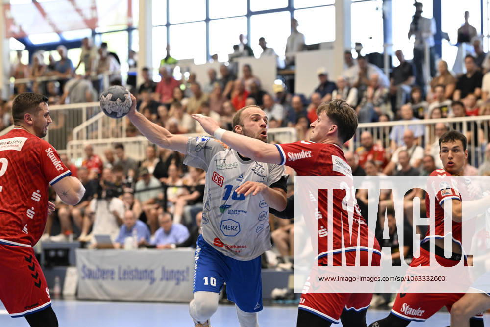 GER, 2 HBL, Repechage, Tusem Essen vs Dessau Rosslauer HV 06 29 6 2025 Essen, Sporthalle am Hallo, GER, 2 HBL, Repechage, Tusem Essen vs Dessau Rosslauer HV 06 2 HBL regulations prohibit any use of photographs as image sequences and or quasi video in picture Vincent Bülow Dessau Rosslauer HV06 10 vs Valentin Clarius Tusem Essen 28 NordphotoxGmbHx xFreund nph00018