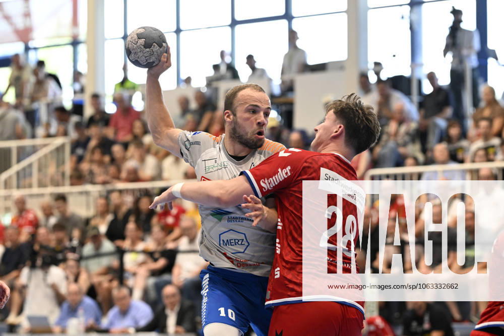 GER, 2 HBL, Repechage, Tusem Essen vs Dessau Rosslauer HV 06 29 6 2025 Essen, Sporthalle am Hallo, GER, 2 HBL, Repechage, Tusem Essen vs Dessau Rosslauer HV 06 2 HBL regulations prohibit any use of photographs as image sequences and or quasi video in picture Vincent Bülow Dessau Rosslauer HV06 10 vs Valentin Clarius Tusem Essen 28 NordphotoxGmbHx xFreund nph00018
