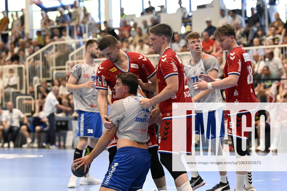 GER, 2 HBL, Repechage, Tusem Essen vs Dessau Rosslauer HV 06 29 6 2025 Essen, Sporthalle am Hallo, GER, 2 HBL, Repechage, Tusem Essen vs Dessau Rosslauer HV 06 2 HBL regulations prohibit any use of photographs as image sequences and or quasi video in the picture David Misovych Dessau Rosslauer HV06 18 against the Tusem defense with Dennis Szczesny Tusem Essen 22 and Valentin Clarius Tusem Essen 28 NordphotoxGmbHx xFreund nph00018