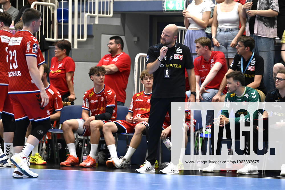 GER, 2 HBL, Repechage, Tusem Essen vs Dessau Rosslauer HV 06 29 6 2025 Essen, Sporthalle am Hallo, GER, 2 HBL, Repechage, Tusem Essen vs Dessau Rosslauer HV 06 2 HBL regulations prohibit any use of photographs as image sequences and or quasi video in the picture Coach Daniel Haase Tusem Essen gives Luis Buschhaus Tusem Essen 23 instructions NordphotoxGmbHx xFreund nph00018