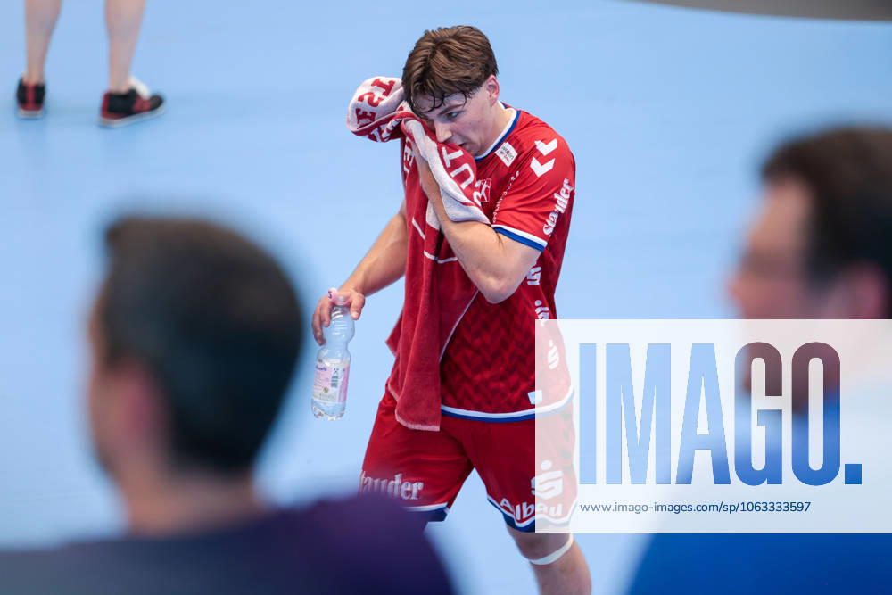 2 Handball Bundesliga, Catch-up match, TuSEM Essen Dessau Rosslauer HV 06, Felix Göttler TuSEM Essen wipes his face dry, Essen Sporthalle Am Hallo NRW Germany xRHR PHOTO DEx